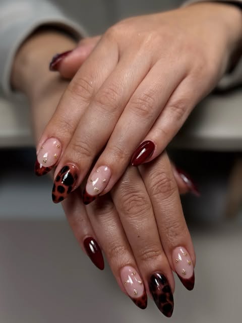 Nageldesign in Bordeaux und mit Leopardenmuster aus dem Instagram-Kanal von ST Cosmetics